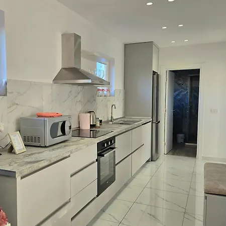 Center Penthouse Oasis * Tirana