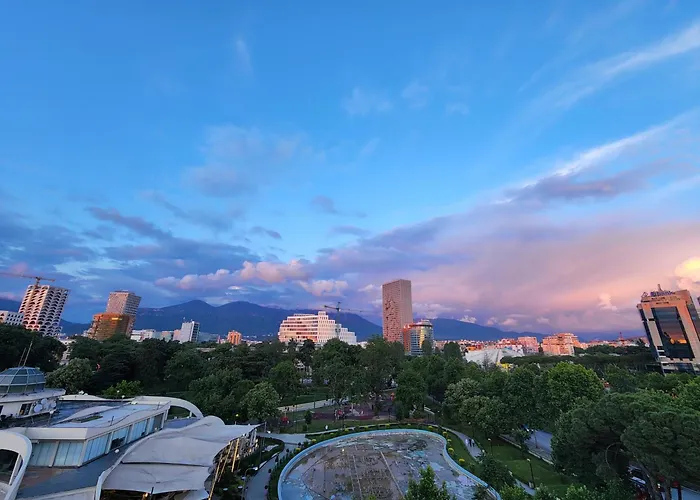 Center Penthouse Oasis * ティラナ